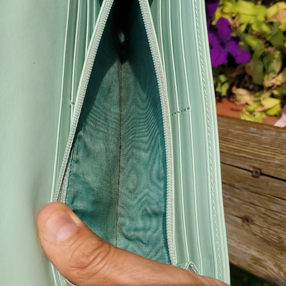 Mint Green Accessory with Elegant Design and Versatile Use - Picture 8 of 17